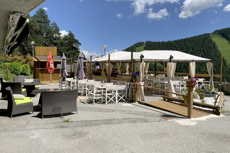 Restaurant l'Adrechas avec sa terrasse panoramique à la Colmiane dans les Alpes maritimes