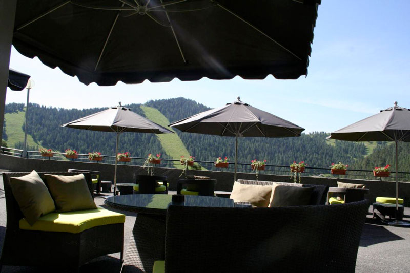 Terrasse panoramique du restaurant de l'Adrechas avec vue sur les montagnes de la Colmiane